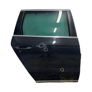 VW Passat B7 kombi r.v. 2012 šedá barva kód barvy LI7F pravé zadní dveře 3AF833056 S5VX3T90677 VW Passat B7 kombi r.v. 2012 šedá barva kód barvy LI7F pravé zadní dveře 3AF833056 S5VX3T90677