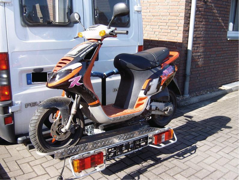 Nosič motocyklu a skútru na tažné zařízení Sawiko A2000 (nosnost 70 kg, hliníkový) 303791