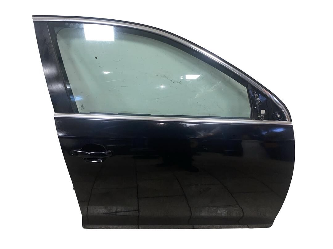VW Golf 5 kombi r.v. 2009 černá metalíza barva kód barvy LC9X pravé přední dveře S5VX3T50242